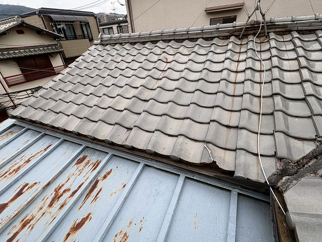 大阪市生野区で経年劣化した漆喰の状態確認、劣化すると内部の土が露出しやすくなります