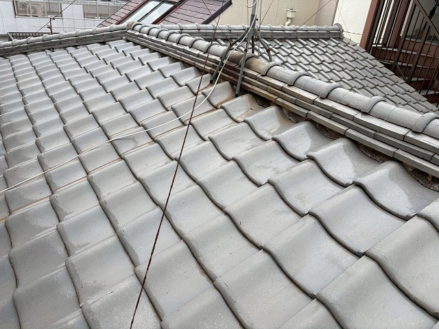 大阪市生野区にて瓦棒葺き屋根とあわせて現地調査におうかがいした瓦屋根の状態確認、ズレ・歪みがひどく危険な状況