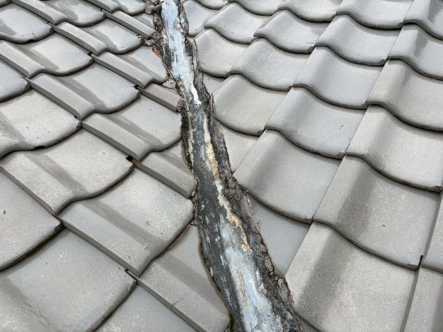 隙間に詰められた漆喰が劣化