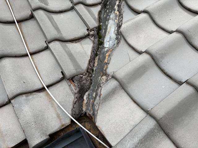 谷板金周囲の漆喰が劣化