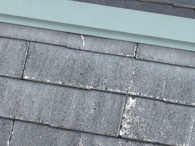 亀裂の入った屋根材