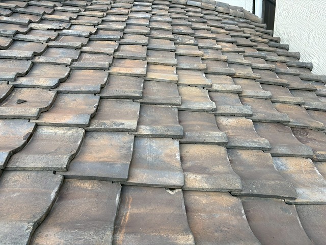 一部屋根の折れも生じている状況