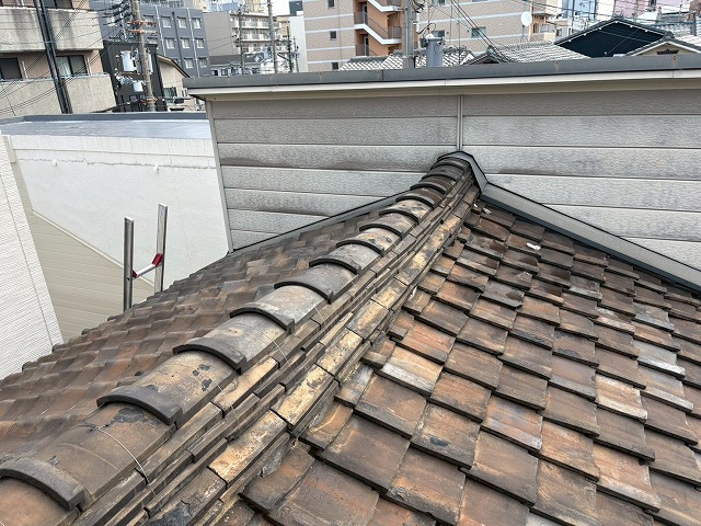 東大阪市で経年劣化した瓦屋根を調査後に葺き替えのご提案、下地が傷んでいる場合におすすめの屋根工事です
