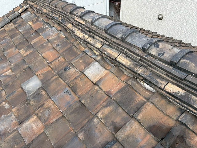 経年劣化が酷く進行した瓦屋根