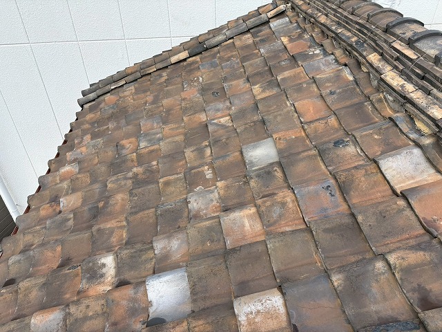 東大阪市で築年数がかなり経過し雨漏りした瓦屋根を現地調査、垂木が一部折れており葺き替え工事をご提案