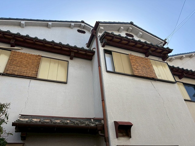 東大阪市で強風被害により丸巴が落下し破損が生じた事例、ベランダの波板に瓦が落ちていた