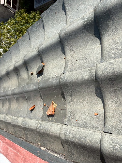 破損した瓦の破片