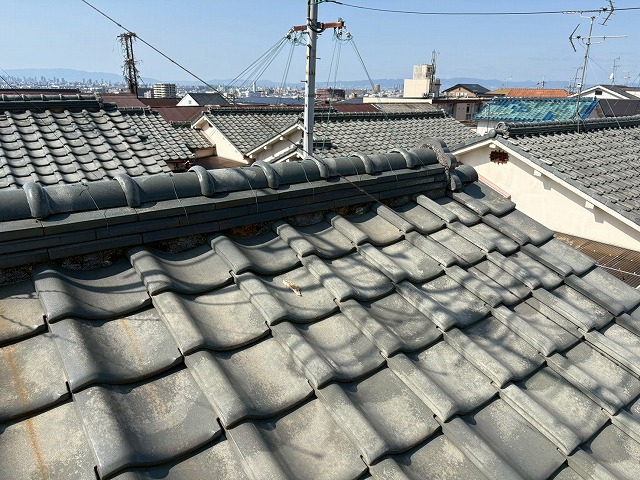 東大阪市にて強風被害による瓦の落下でご相談、丸巴だけでなく漆喰にも劣化が見られました