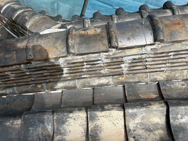 棟瓦には不適切なコーキング処理