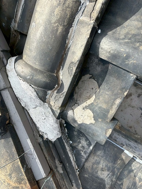 劣化した棟繋ぎ漆喰