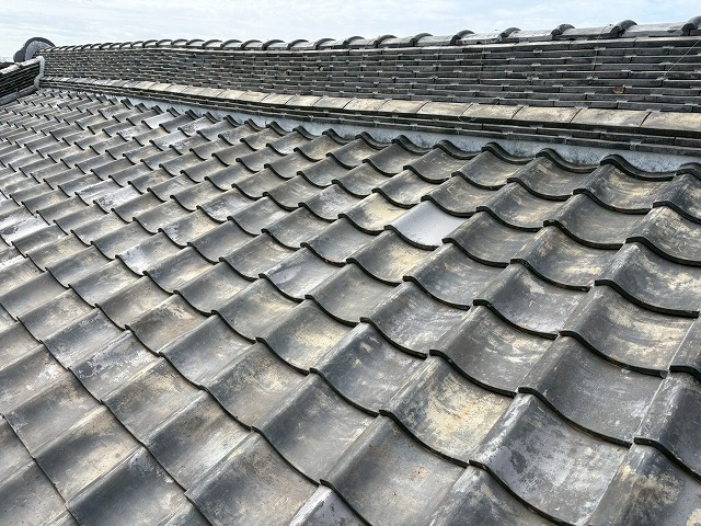 大東市で外壁塗装の際に設置した足場を利用した屋根点検の実施、全体的な経年劣化と棟瓦の不適切な工事が判明