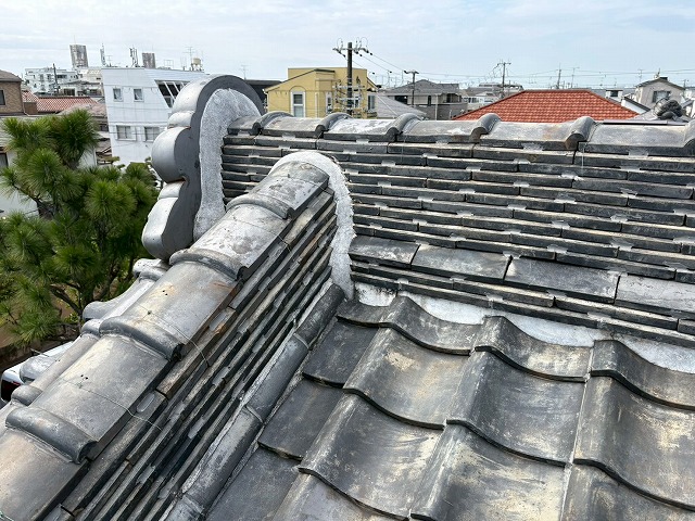 大東市で全体的な経年劣化が進行した瓦屋根の現地調査、瓦自体や棟繋ぎ漆喰の劣化が進行しており早めのメンテナンスが推奨される状態