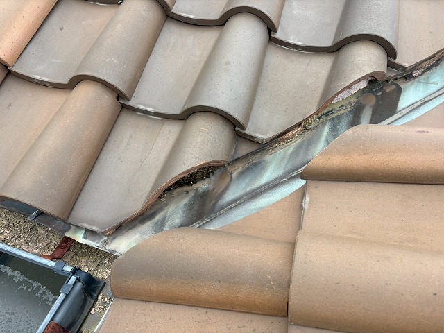 一部劣化が目立つ谷板金