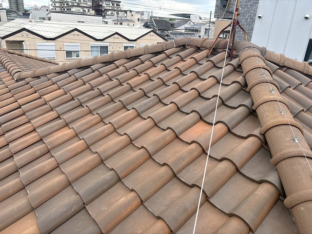 色褪せがみられる瓦屋根