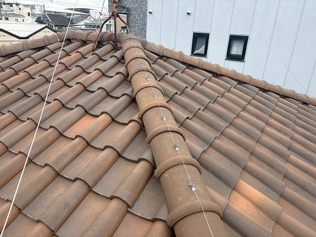 大阪市生野区で新築からノーメンテナンスの瓦屋根点検、一部劣化が目立っていた谷板金の状態確認を中心に解説