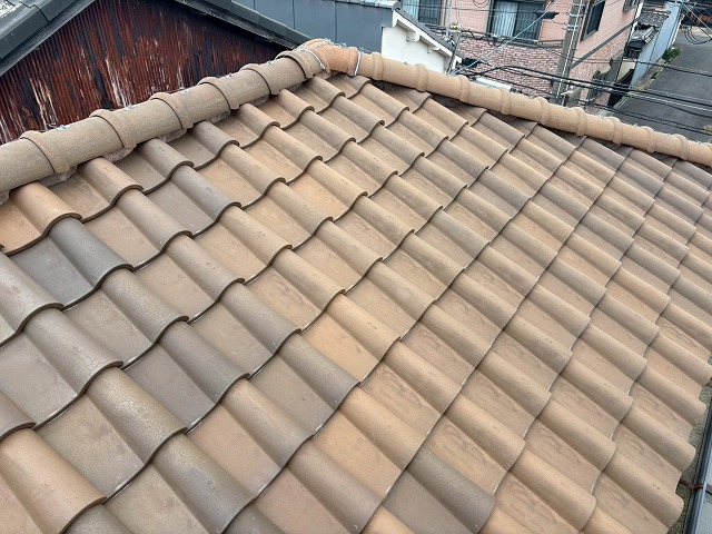 大阪市生野区で新築から一度も屋根メンテナンスをしていない住宅の点検を実施、谷板金の劣化が目立ち油断できない状況でした