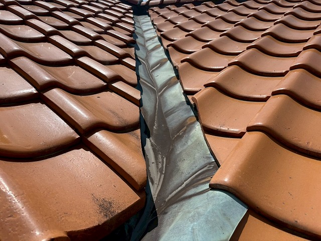 雨漏り原因の谷板金