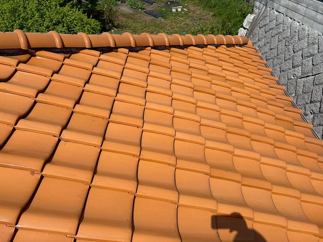 東大阪市の瓦屋根住宅で雨漏りが発生しご相談をいただいた事例、原因は谷板金の劣化による穴あき