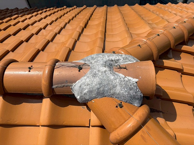 経年劣化が進行した棟繋ぎ漆喰