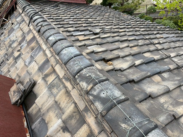 大東市で瓦が落下しご相談をいただいた事例、袖瓦部分が崩壊しており葺き替え工事をご提案