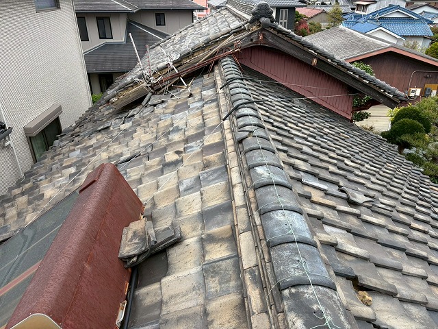 大東市で全体的に経年劣化が進行した瓦屋根の現状確認、瓦自体の劣化に加えズレ・ひび割れが広範囲で生じていました
