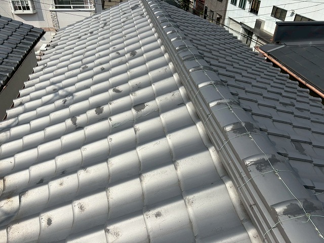 東大阪市で倒れたアンテナを撤去した瓦屋根の点検実施、鬼巻き漆喰や棟繋ぎといった箇所も経年劣化していました