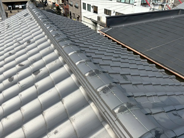 東大阪市で風でアンテナが倒れ撤去と点検のご相談、一部漆喰の欠けが発生していました