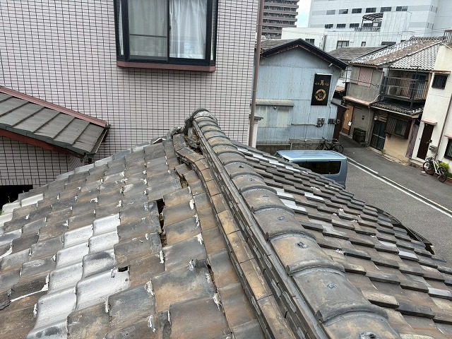 大阪市平野区にて部屋の中に土が落ちてきたお客さまからのご相談、経年劣化が深刻で垂木の交換を含めた葺き替え工事をご提案