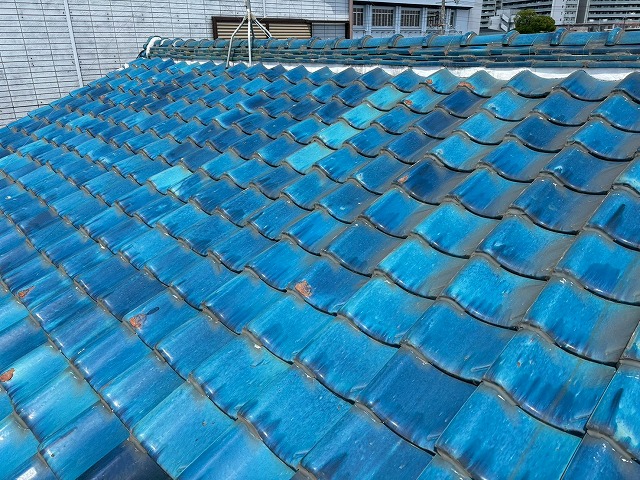 東大阪市で雨漏りが発生した連棟住宅の瓦屋根を現地調査、原因は不適切なラバーロック