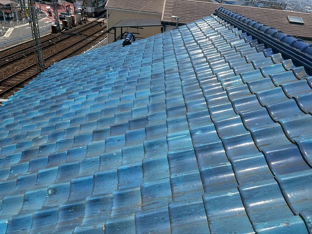 東大阪市で雨漏りが発生した瓦屋根を現地調査、棟瓦や瓦のズレ・欠けを詳しく点検