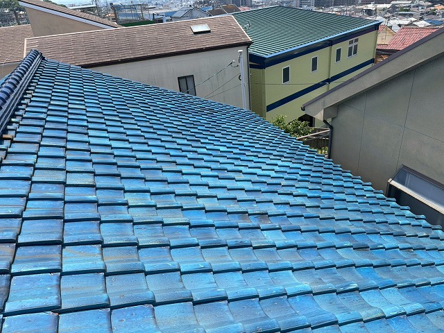 東大阪市で雨漏り原因の谷板金を現地調査、経年劣化した谷板金は定期交換がおすすめ
