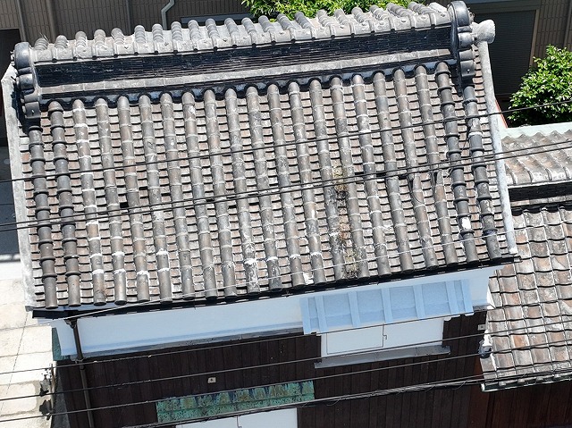 大東市で蔵の内部に瓦が落ちてきそう、不適切なコーキング処理が全体に施されており葺き替えをご提案