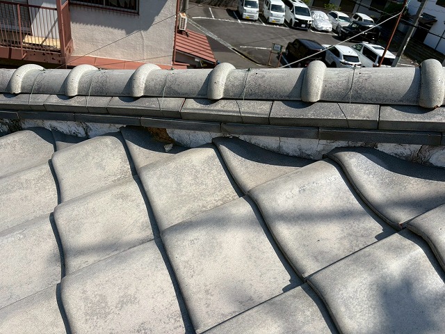 八尾市で現地調査をした瓦屋根で漆喰の経年劣化、白い漆喰が黒くなっていました