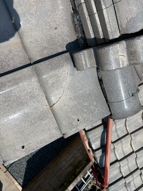 八尾市で瓦屋根にひび割れや谷板金の経年劣化が発覚、熨斗瓦のズレや雨仕舞い板金のサビも発生