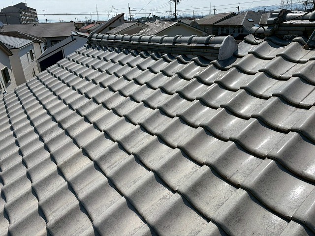 八尾市で瓦屋根の現地調査を実施、一部瓦の破損や雨樋の変形などが見受けられました