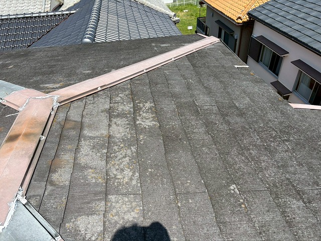 大阪市生野区でベランダに棟板金が落ちてきて現地調査、経年劣化も進んでいたので屋根カバー工事を推奨