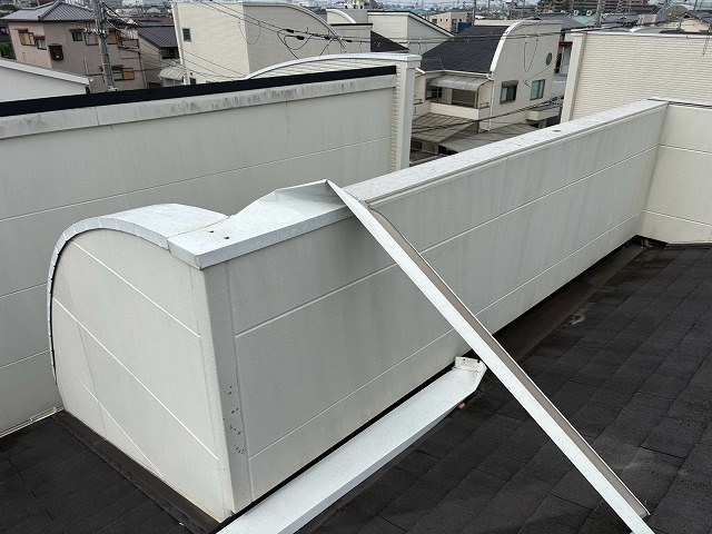 四條畷市にて6月の台風で笠木板金が飛散！外れかけた板金と劣化したカラーベストを点検