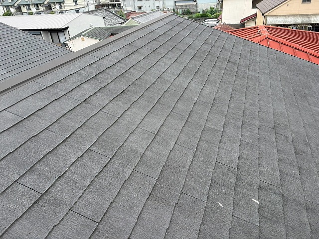 四條畷市で台風被害だけではありません！劣化した屋根と雨仕舞い板金にカバー工事をご提案