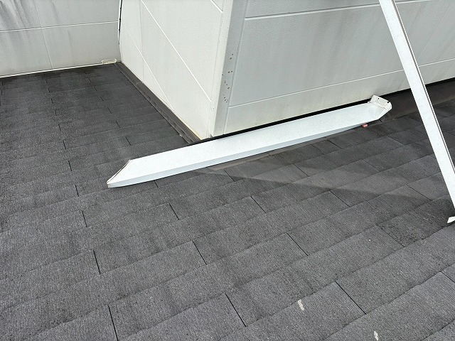 屋根に落ちた板金