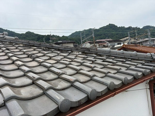 葺き替え予定中の瓦屋根