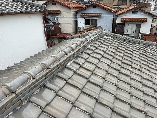 柏原市にて台風被害を受けた瓦屋根を葺き替えへ！将来を見据えた屋根リフォーム