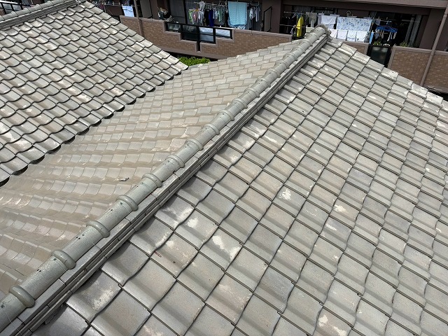 藤井寺市にて長年点検していない瓦屋根を調査！漆喰の劣化と袖瓦のズレを確認
