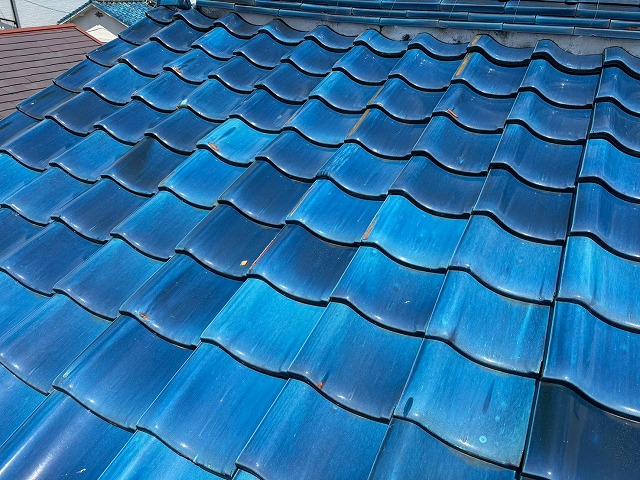羽曳野市にて瓦のズレで雨漏りが発生！劣化した屋根を軽量屋根材へ葺き替え