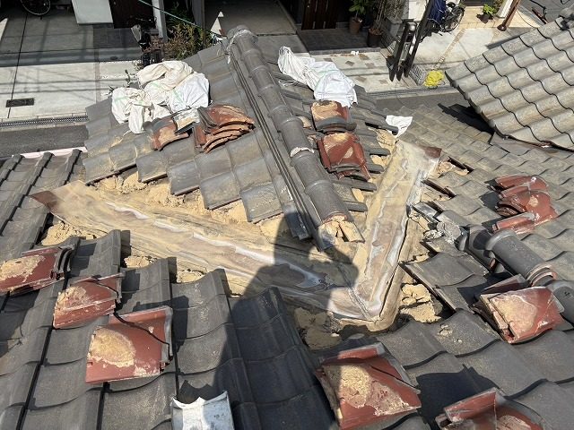 谷部の瓦撤去
