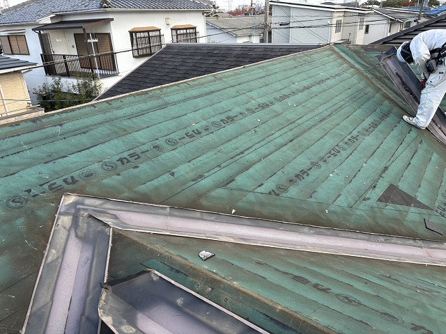 既存屋根材の撤去と防水シートの露出