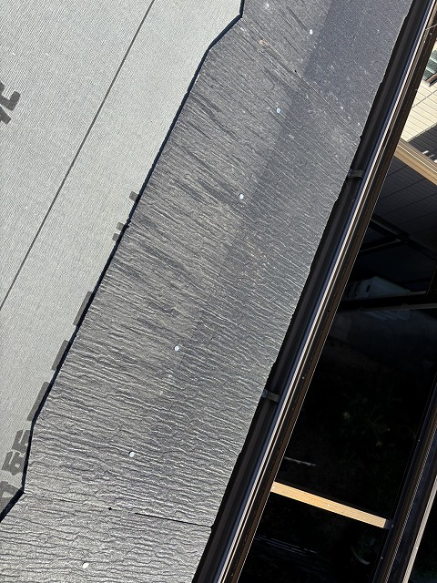 屋根材の張り込みと端部の固定