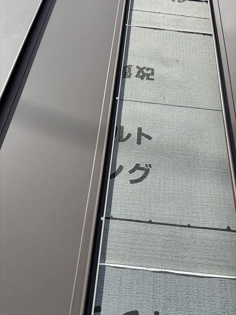 新しい金属屋根材の取り付け