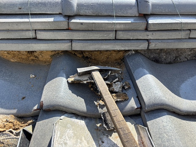 劣化部の撤去と清掃、下地を出す工程