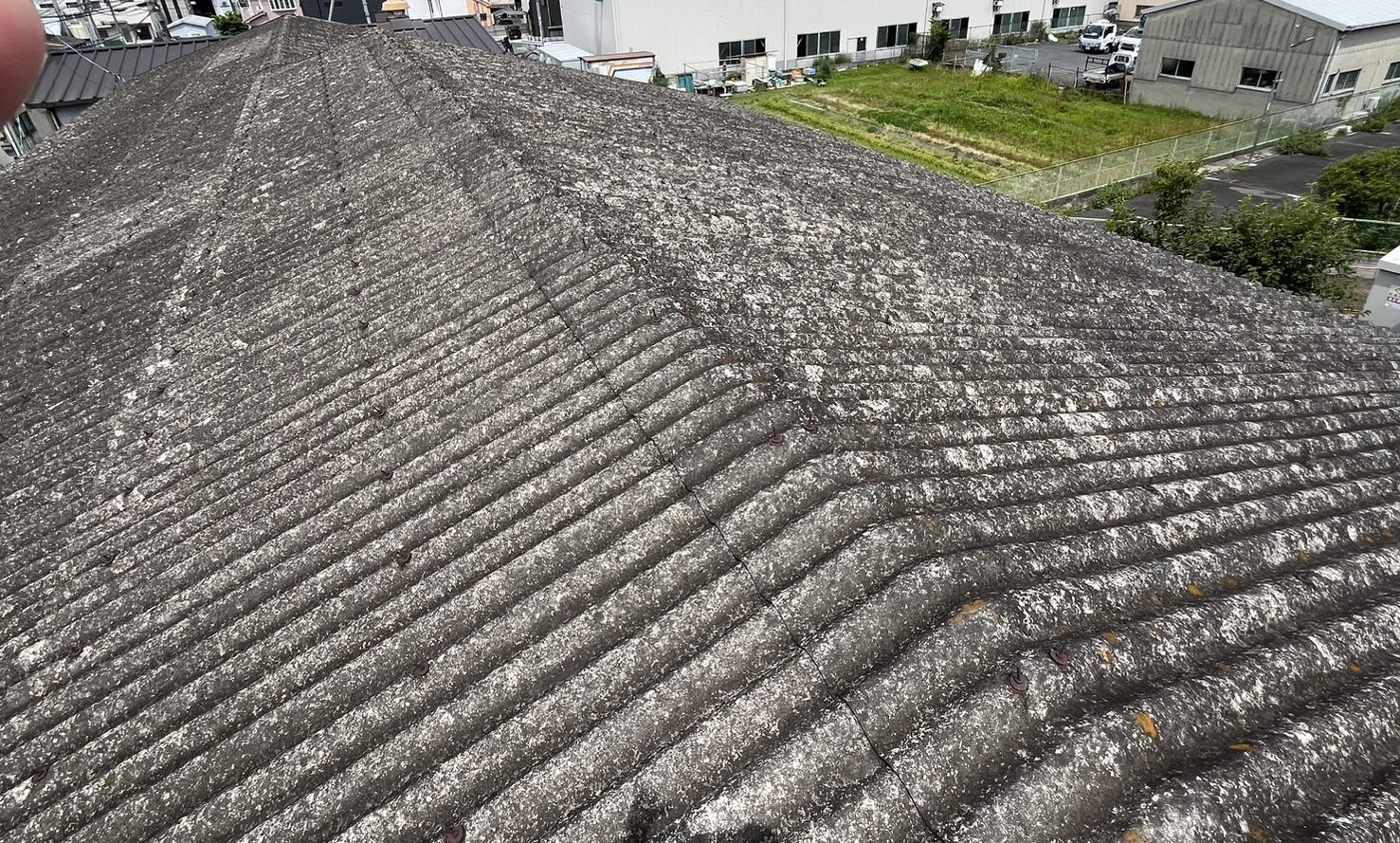 東大阪市にて大波スレート屋根の貸倉庫のカバー工法についてお問い合わせがありお伺いしました。