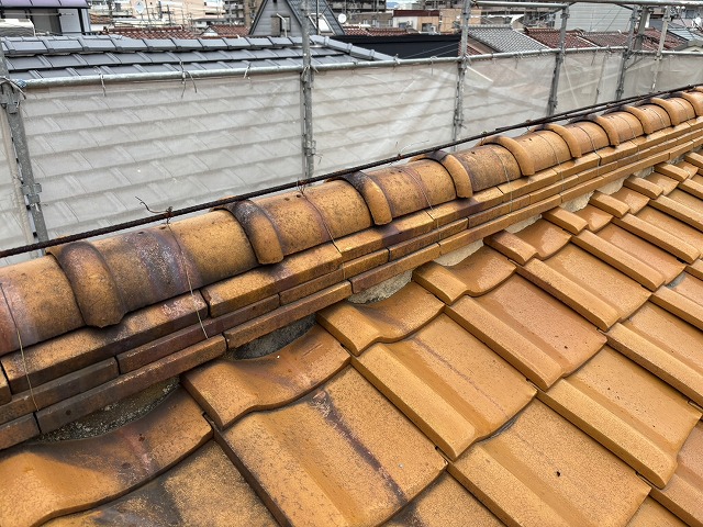 経年で色づいた棟瓦と内部の隙間